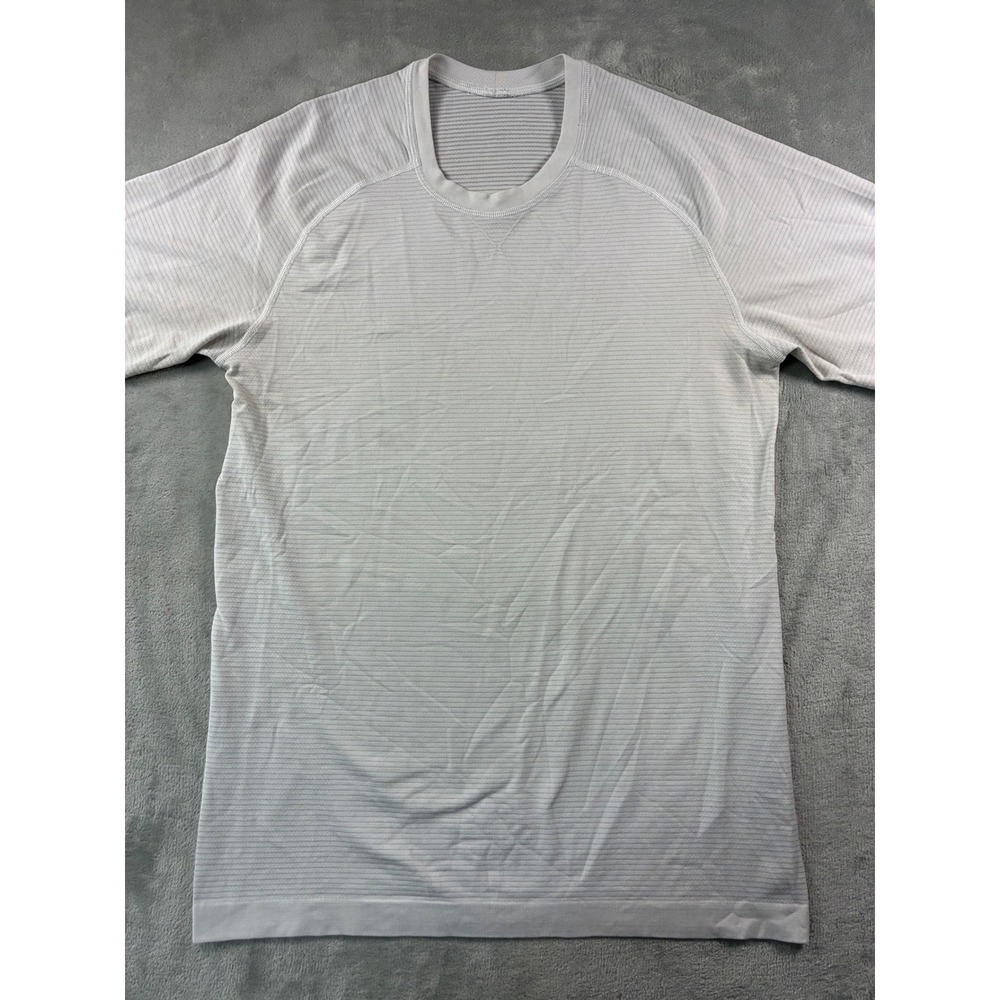 Lululemon Metal Vent Tech Short Sleeve Shirt Mens Small Grey Stripe Activewear